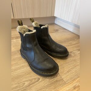 Dr martens WOMEN'S 2976 LEONORE FAUX FUR LINED CHELSEA BOOTS IN BLACK